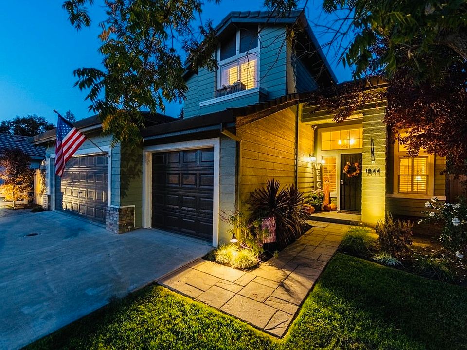 3 car garage with RV access