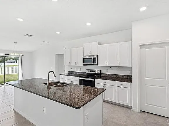 4 bed, 2576 sqft, $3,000 — Photo 3