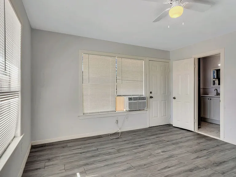 305 N Robinson St — Photo 30