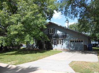 2506 Bayberry Ct, Bettendorf, IA