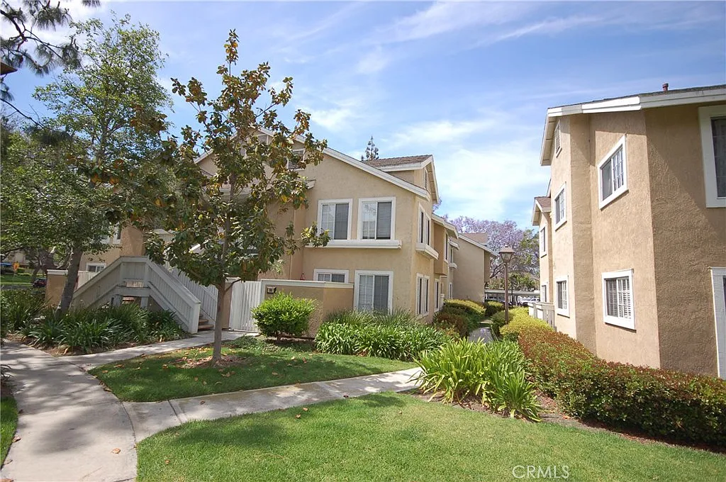 2 bed, 2.0 bath, 1060 sqft, $3,300 — Photo 4