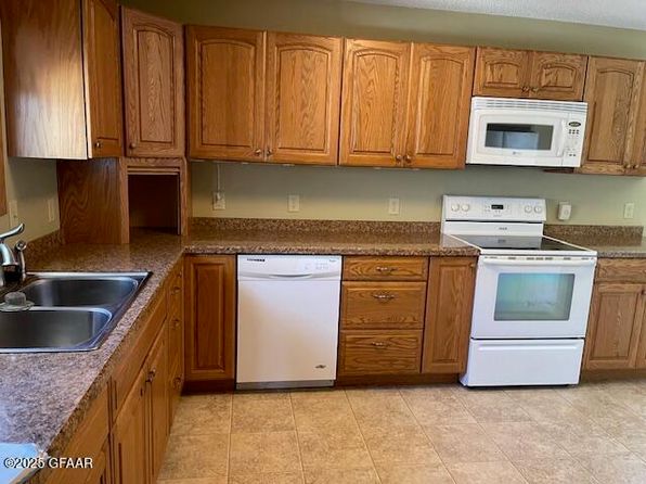 660 4th St S, Edinburg, ND 58227