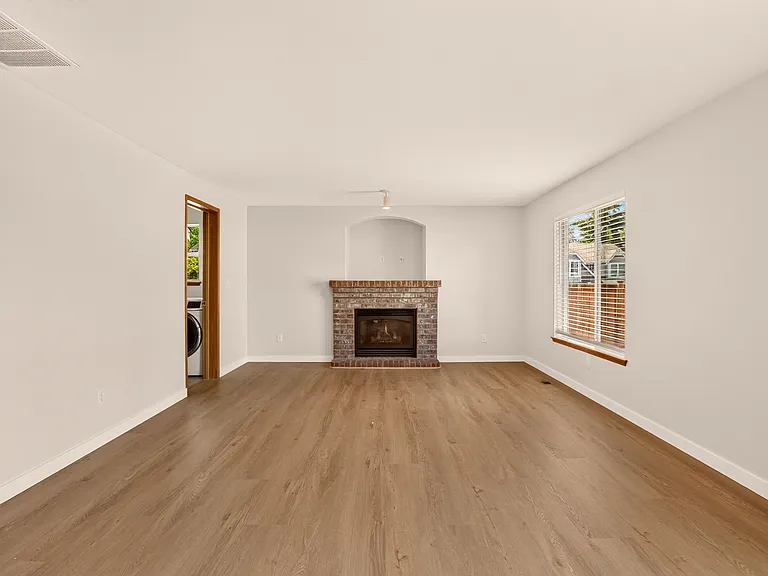 1819 Dayton Ave NE — Photo 8
