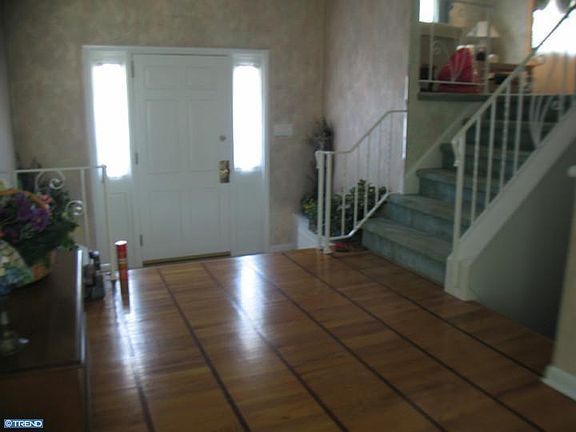 5th image of 122 Schoolhouse Ln