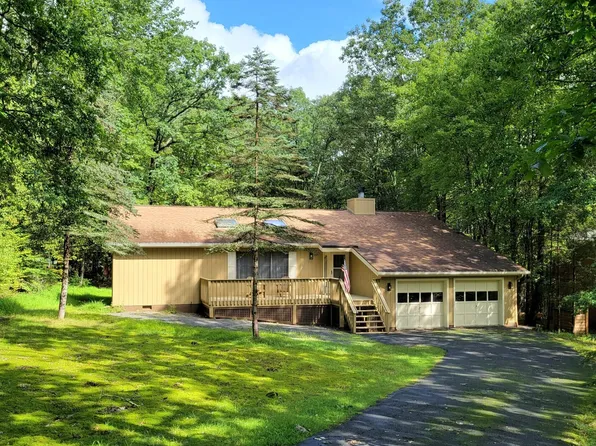 114 Heron Bay Rd, Hawley, PA 18428