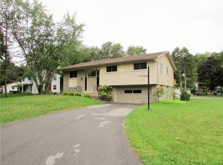 18 Bright Oaks Cir, Rochester, NY 14624