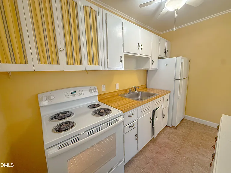 833 Daniels St #A — Photo 8
