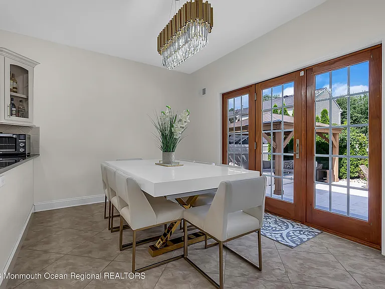 1607 Holbrook St — Photo 12