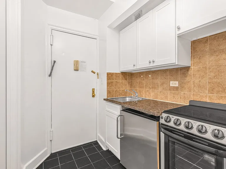 307 E 44th St #621 — Photo 6