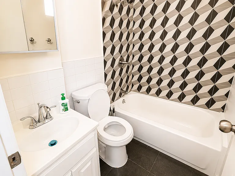 948 41st St #1R — Photo 5