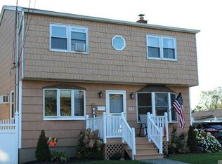 251 Phyllis Dr, Lindenhurst, NY 11757