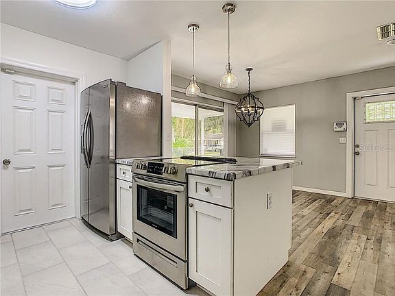 5th image of 935 W 5th St