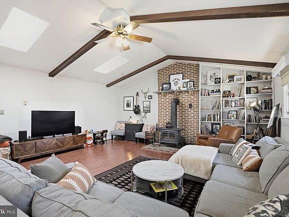 4th image of 1424 E Newport Rd