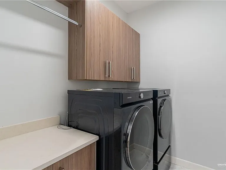 2416 S Thames Dr — Photo 25
