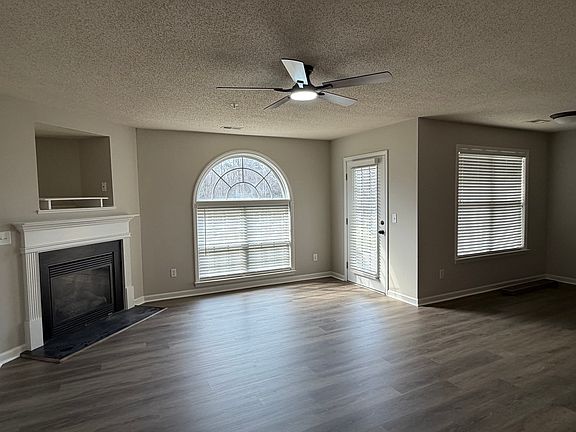 Living Room w/gas fireplace