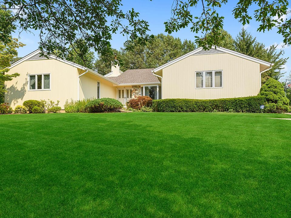 1st image of 10 Bristol Dr