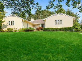 10 Bristol Dr, Manhasset, NY 11030