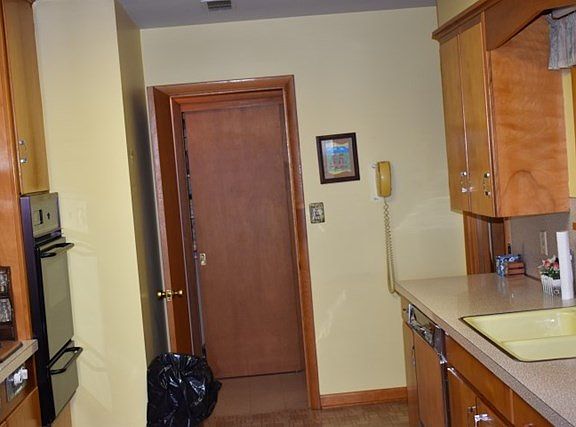 5th image of 833 S Manlove St