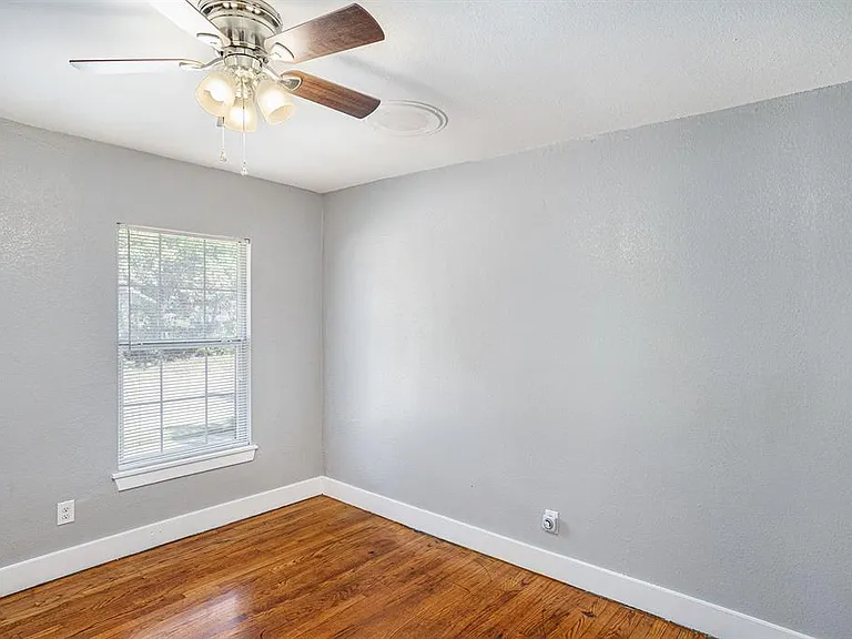 2533 Warren Ave — Photo 14