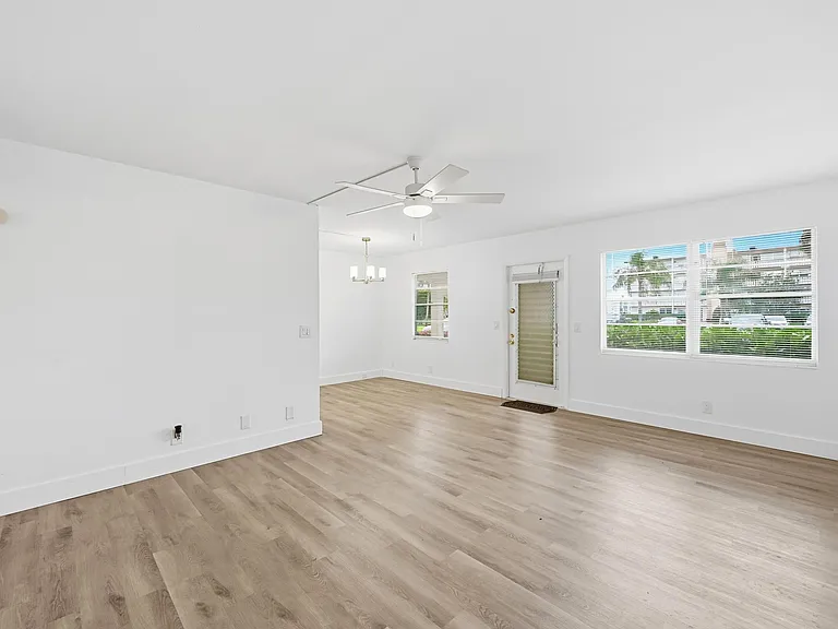 1043 Cornwall Dr #C — Photo 3