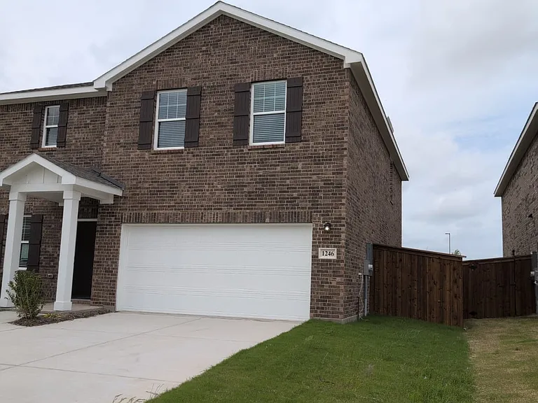 1246 Herring Dr — Photo 2