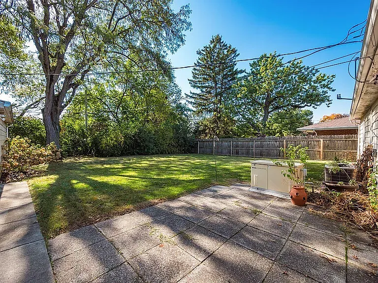 2349 Beverly Pl — Photo 6