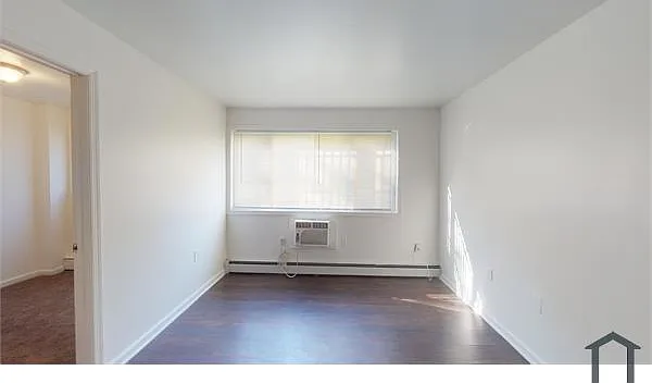 3 bed, $1,901 — Photo 2