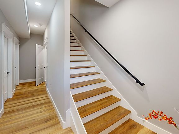 5th image of 1209 Hedge Ave Unit 3