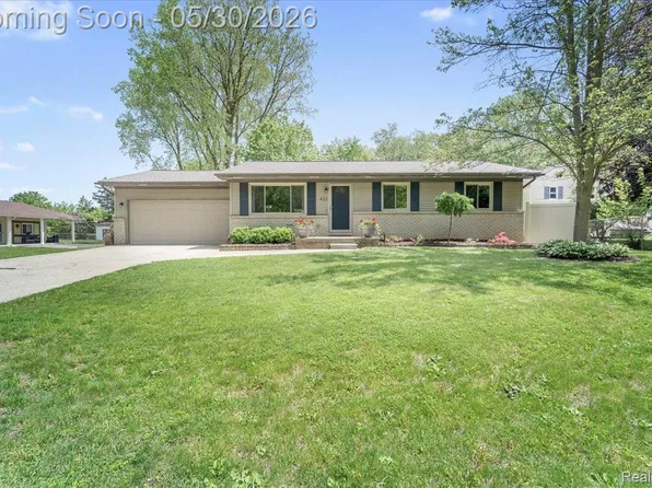 422 Robert Ct, Auburn Hills, MI 48326
