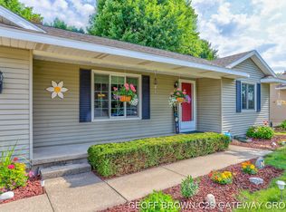 2203 Oak Hollow Dr, Jenison, MI 49428