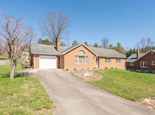 21 6th St NE, Pulaski, VA 24301