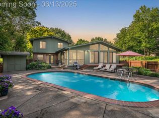 2689 Roseview Dr, Rochester Hills, MI 48306