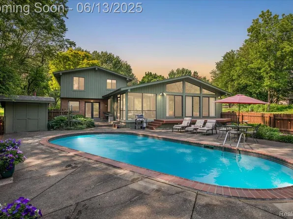 2689 Roseview Dr, Rochester Hills, MI 48306