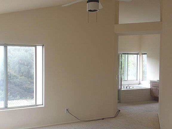 5th image of 989 Honeysuckle Dr