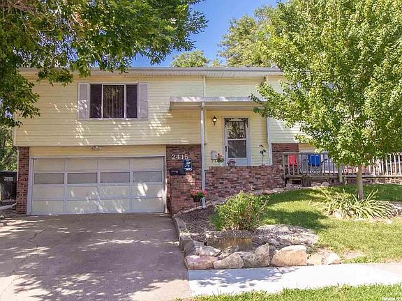 2415  Cedarwood Lawrence, KS listing photo #2