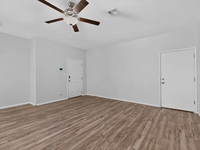 1504 Gulfstream Dr SE — Photo 3