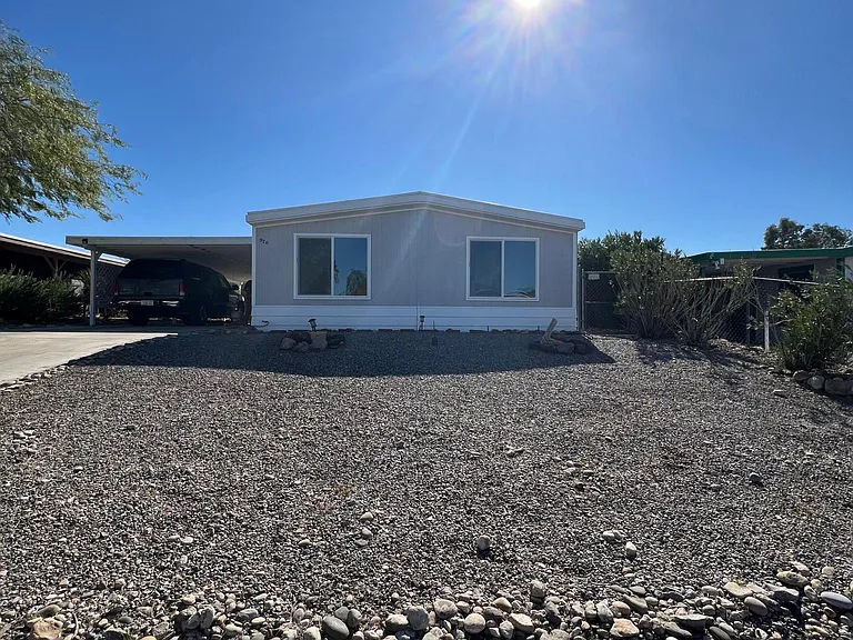 926 Roadrunner Dr — Photo 2