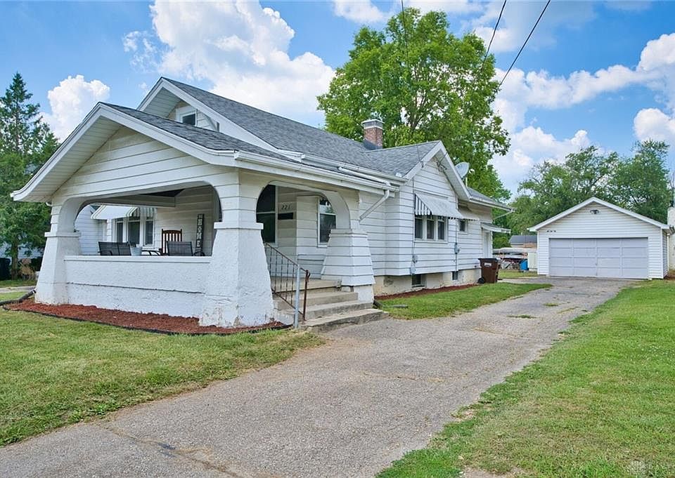 1st image of 221 W Main St