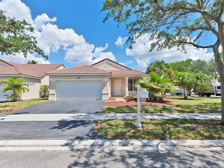 889 Sand Creek Cir — Photo 3