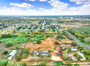 565 4th St, Floresville, TX 78114