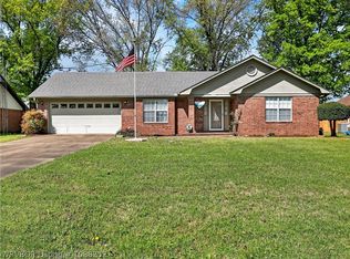 621 Meadowbrook Dr, Alma, AR 72921