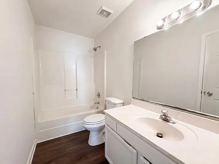 2028 Larson Ln — Photo 2