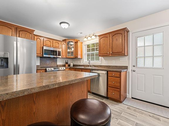 5th image of 2244 Highwood Rd