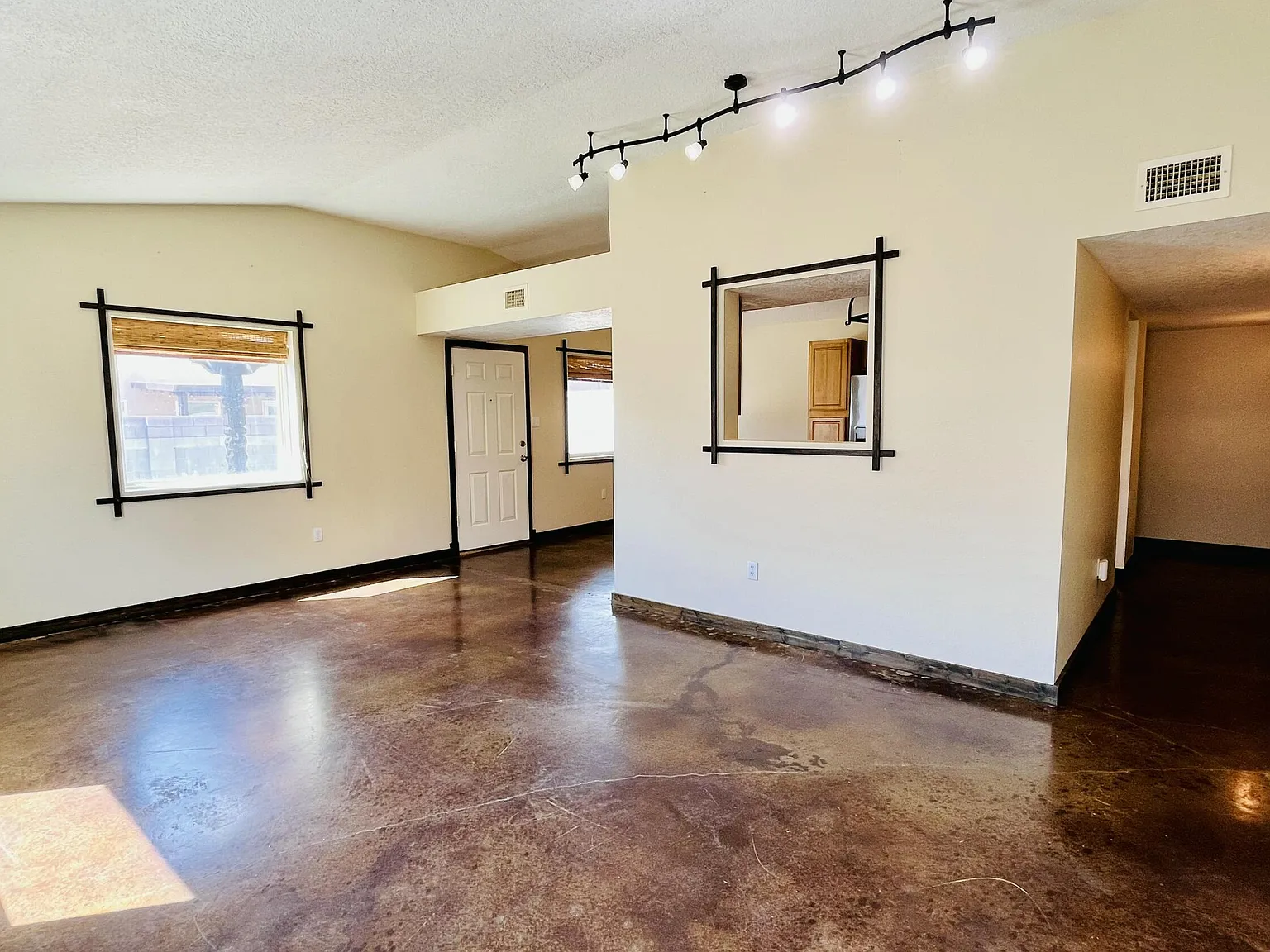 3 bed, 2.0 bath, 1488 sqft, $2,399 — Photo 2