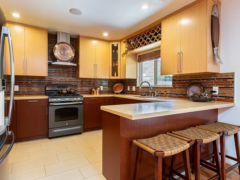 336 W Lexington Dr — Photo 11