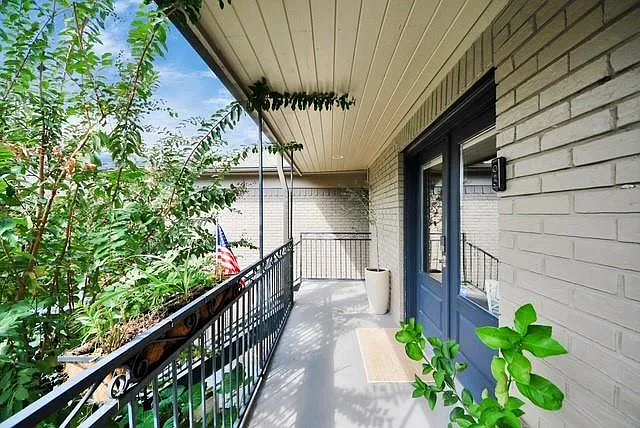 1410 Hyde Park Blvd #203 — Photo 37
