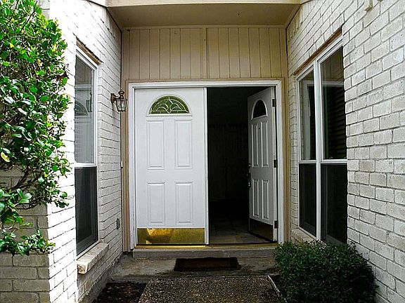 3rd image of 15403 Linkshire Dr