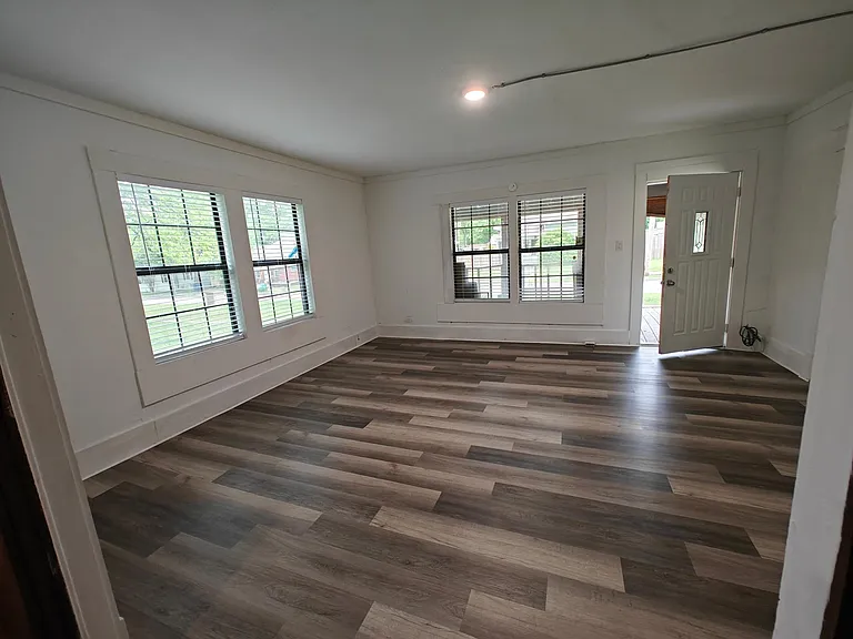 211 E Standifer St #B — Photo 4