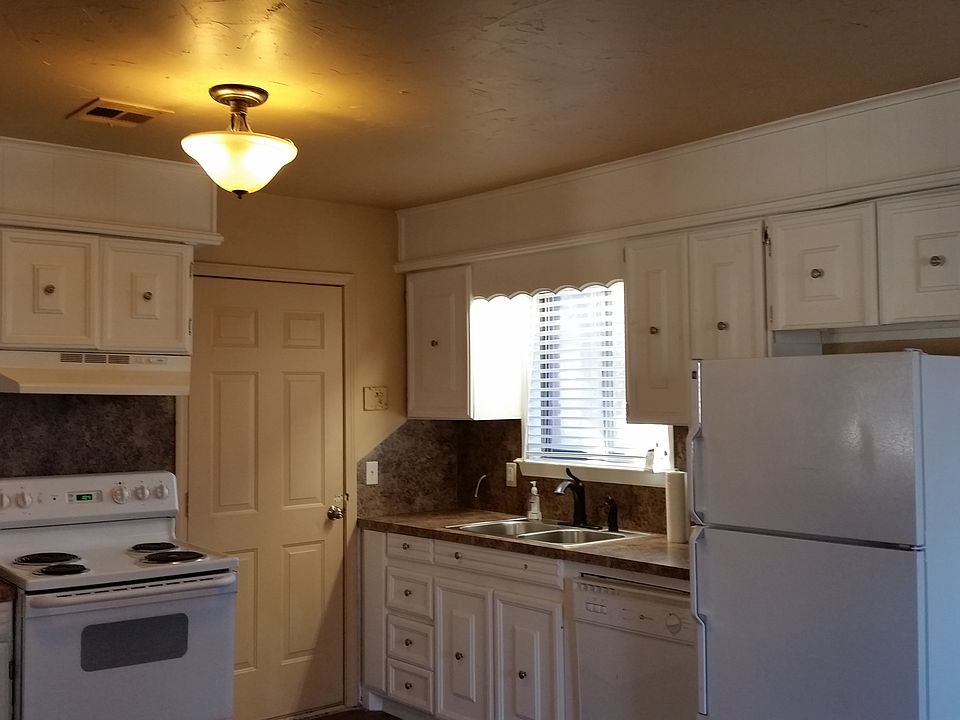 All kitchen appliances are in good working order.