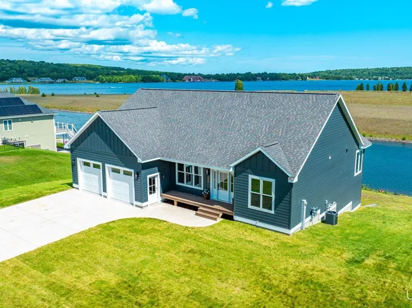 7013 Sandpiper Dr, Houghton, MI 49931